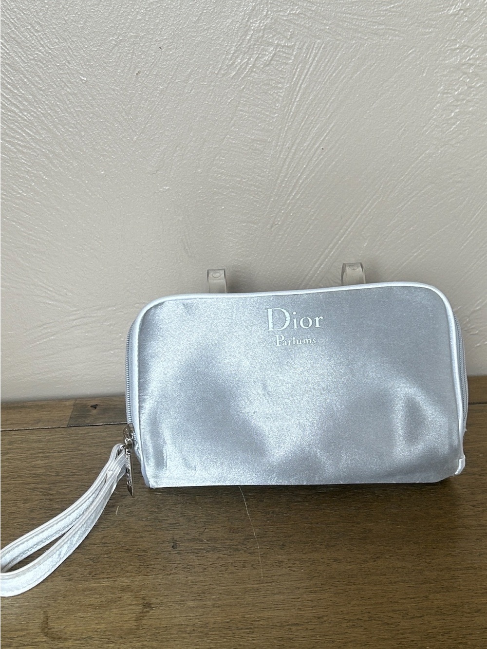 Dior Parfums Silver White Double
Zip Toiletry Bag Trousse de
Toilette Wristlet.